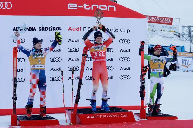 Švicarac Marco Odermatt slavi na postolju nakon pobjede u muškom veleslalomu zajedno s drugoplasiranim Hrvatom Filipom Zubčićem i trećeplasiranim Slovencem Žanom Kranjecom REUTERS/Leonhard Foeger